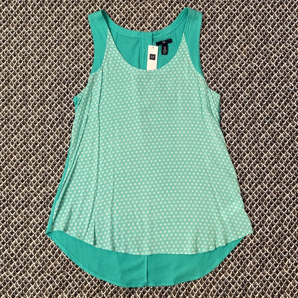 NWT Gap Vee Drop Flowy Tank Top Size Medium